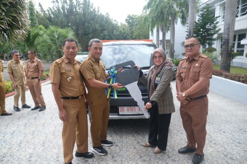 Penyerahan Mobil Sampah dan Motor Pengangkut Bibit oleh...