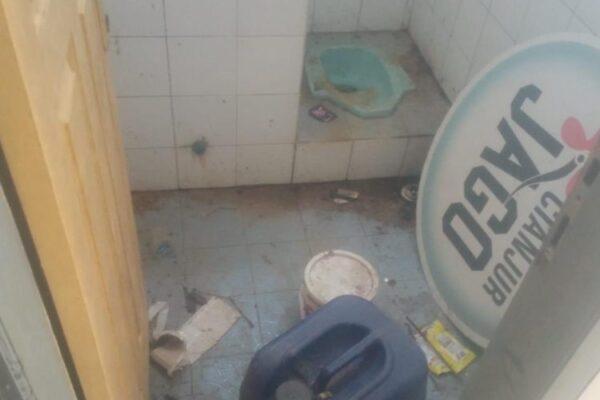 Toilet Kumuh, Kotor, Dinding Gedung Kusam Penampakan...