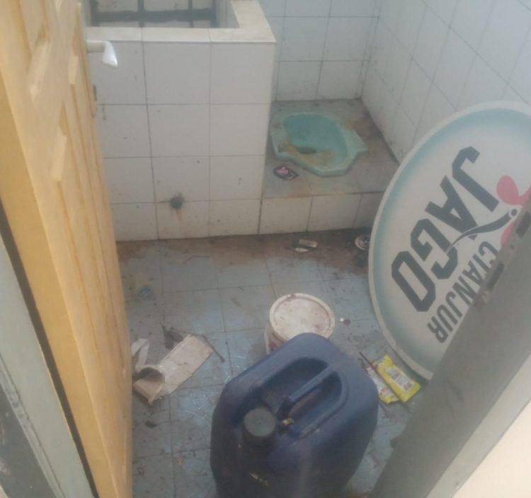 Toilet Kumuh, Kotor, Dinding Gedung Kusam Penampakan...