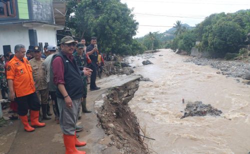 Tinjau Lokasi Bencana, Bupati Sukabumi Serahkan Bantuan...