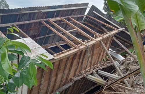 Rumah Panggung Milik Mar Ambruk Ditelan Sungai Akibat...