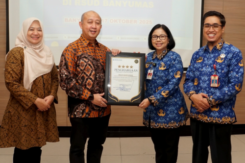 Direktur Teknologi Informasi BPJS Kesehatan Serahkan...