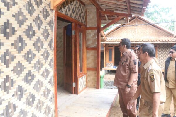 Bupati Sukabumi Tinjau Hasil Pembangunan Hunian Tetap...