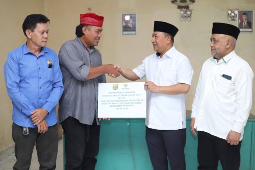 Wabup. Sukabumi Serahkan Bantuan Rutilahu Kepada Warga...