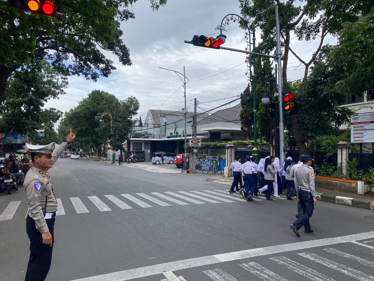 Satlantas Polres Cimahi Sosialisasikan Pelican Crossing