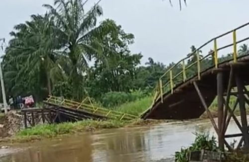 Diduga Dihantam Gumpalan Enceng Gondok, Jembatan Besi...