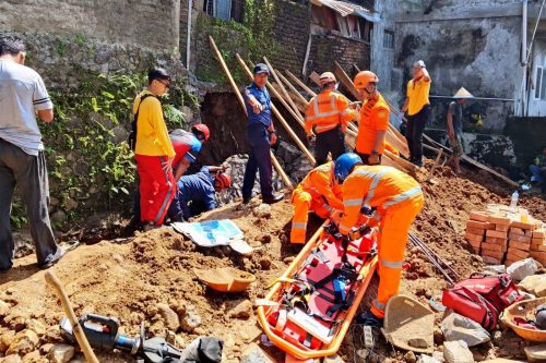 Dua Orang Pekerja Bangunan Tertimbun Material Longsoran...