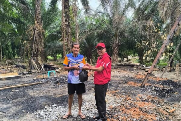 Ketua DPC PDI Perjuangan Ogan Ilir Serahkan Bantuan...