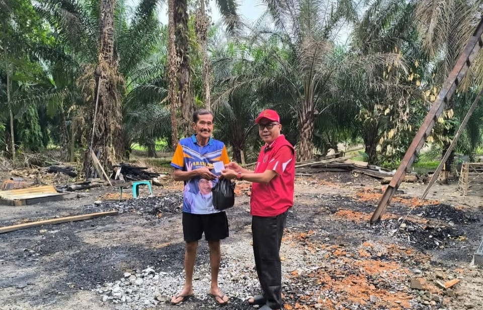 Ketua DPC PDI Perjuangan Ogan Ilir Serahkan Bantuan...