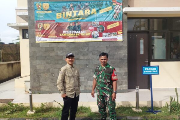 Babinsa Koramil 03/Sukmajaya Pasang Spanduk Pamplet...