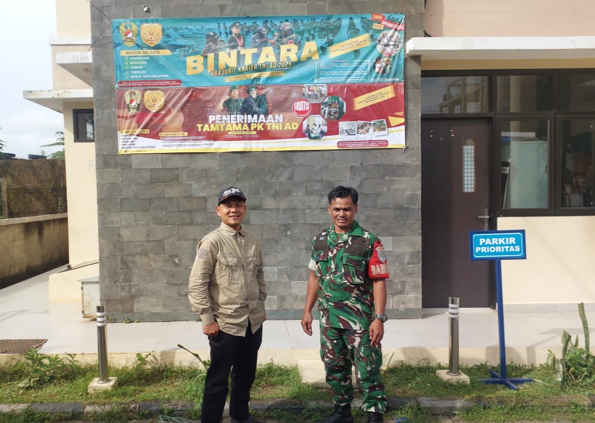 Babinsa Koramil 03/Sukmajaya Pasang Spanduk Pamplet...