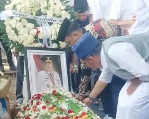 Ribuan Pelayat Antar Jenazah Alex Noerdin ke...