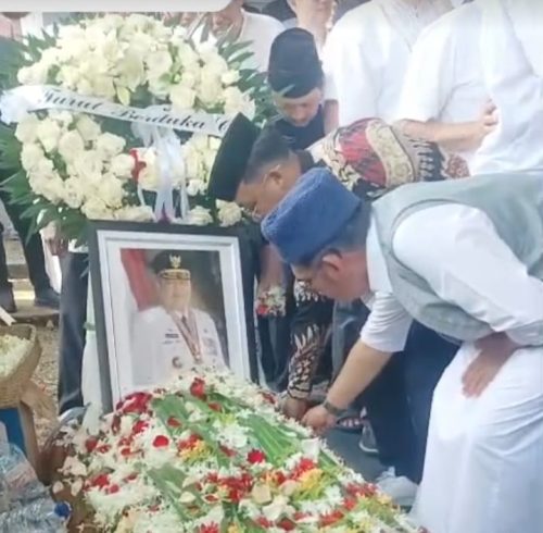 Ribuan Pelayat Antar Jenazah Alex Noerdin ke...