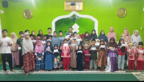 Puluhan Warga dan Anak Yatim Ikuti Bukber di Musholla...