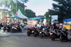 Parkir Liar Kuasai Jalan Veteran Sukabumi, Lalu Lintas...
