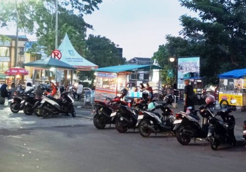 Parkir Liar Kuasai Jalan Veteran Sukabumi, Lalu Lintas...