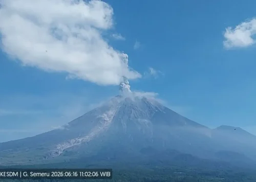 Gunung Semeru Erupsi Tujuh Kali Dalam Sehari, Letusan...