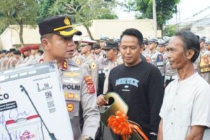 Polres Cianjur dan DPTPH Salurkan Bantuan Alat...