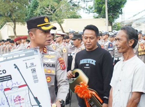 Polres Cianjur dan DPTPH Salurkan Bantuan Alat...