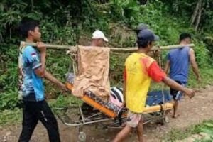 Warga Tandu Pasien Sejauh 500 Meter Untuk Mendapat...
