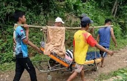 Warga Tandu Pasien Sejauh 500 Meter Untuk Mendapat...