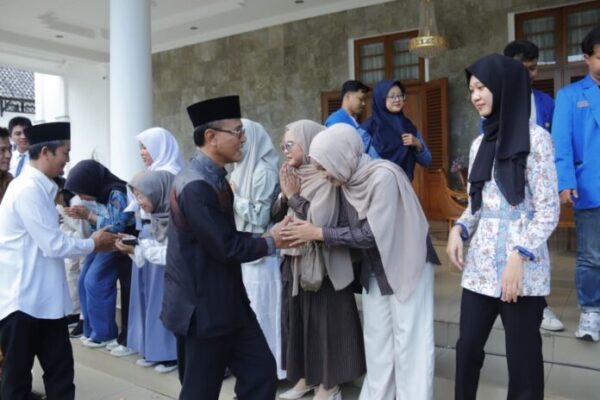 Bupati Herdiat Lepas 10 Pelajar ke Kampung Inggris -...