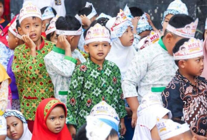Pantau MPLS, Wakil Wali Kota Bandung Tegaskan Sekolah...